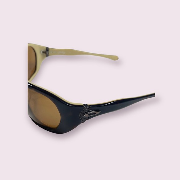 Oakley Betray‎ Oversized Brown Sunglasses main image 6